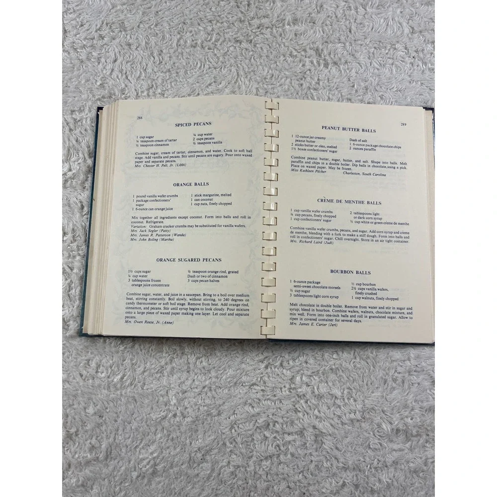 Bay Leaves Vintage 1996 Junior Service League Cookbook HC GOOD